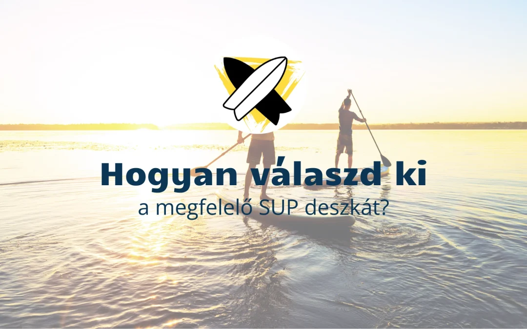 Két ember egy evezős deszkán áll, és nyugodt vízen evez napkelte vagy napnyugta közben. A szöveg "Hogyan válaszd ki a megfelelő SUP deszkát?" fölötte stilizált rakéta szimbólummal. A derűs jelenet izzik, tükröződik a vízről, felfújható SUP árak hívogató gondolatai.