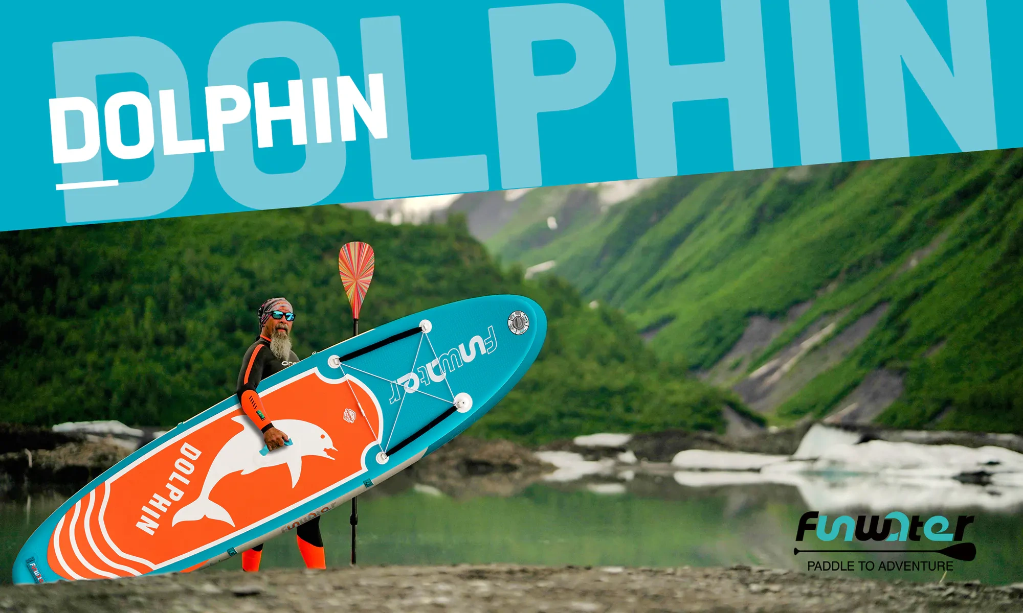 Egy búvárruhás, napszemüveget viselő személy egy evezős deszkát tart, amelyen "Delfin" és egy delfingrafika látható. Egy nyugodt tó mellett állnak, havas hegyekkel és zöld dombokkal a háttérben. A "DOLPHIN" nagyméretű szöveg és a "FUNWATER" márkanév látható a "PADDLE TO ADVENTURE" szlogennel.