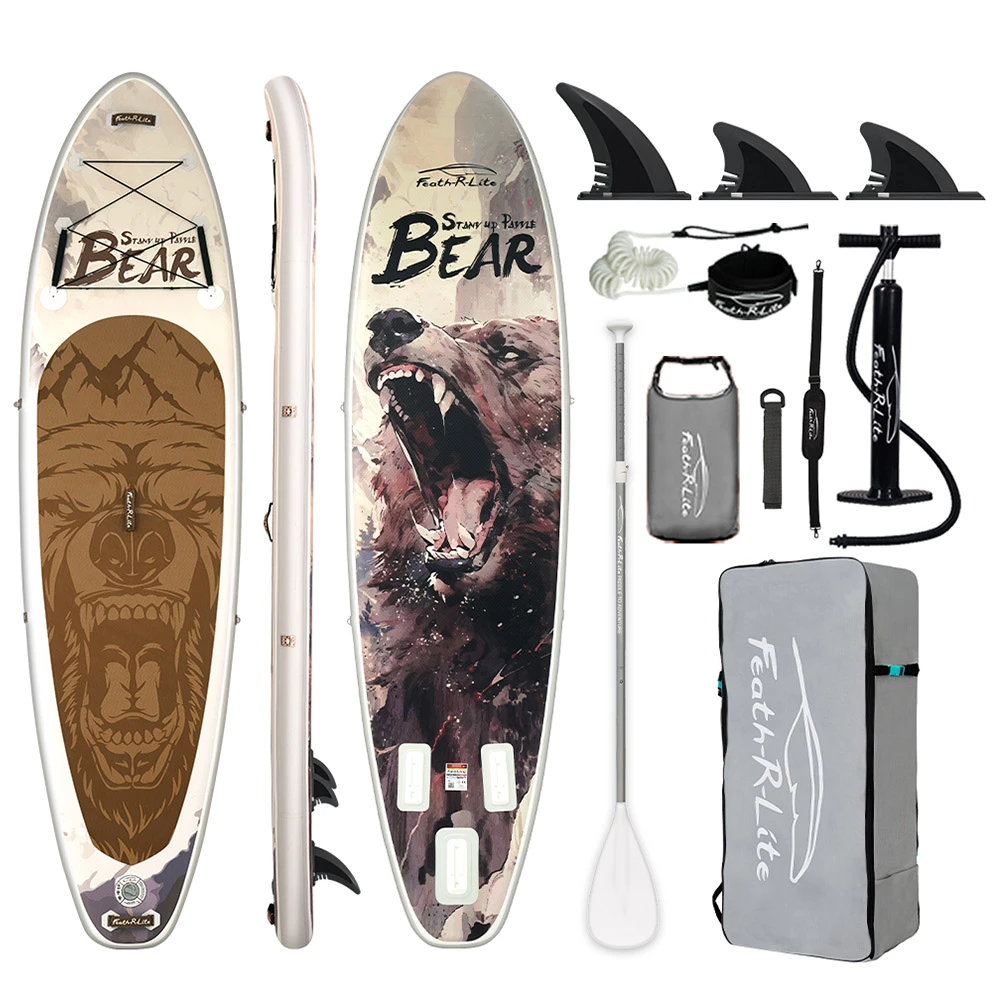 Két paddleboard medvegrafikával: az egyiken ordító medve, a másikon medvearc látható. Tartalmaz három uszonyt, egy feltekert pórázt, egy lapátot, egy kézi pumpát, egy javítókészletet és egy szürke hordtáskát, amelyen "Feath-R-Lite" felirat szerepel. A készlet szépen elrendezve fehér alapon.