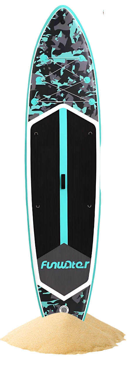 Álló evezős deszka fekete fedéllel, türkiz és fehér absztrakt mintákkal. A "FunWater" tábla függőlegesen áll a homokban, központi türkiz csíkkal és fekete markolattal. Ez a felfújható SUP tökéletes azoknak, akik kalandra vágynak megfizethető sup árakon. SUP bérlés Csopakon - Stand Up Paddle evezés a Balaton hullámain<br />

