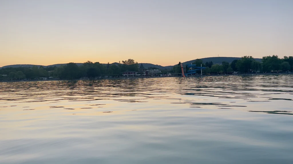 Ne hagyd, hogy a stressz irányítsa az életed! A víz vár rád – azzal a természetes gyógyító erővel, amire a tested és lelked vágyik. Egy SUP deszka lehet az a híd, ami átvisz téged a stresszes mindennapokból egy nyugodtabb, kiegyensúlyozottabb létbe.
