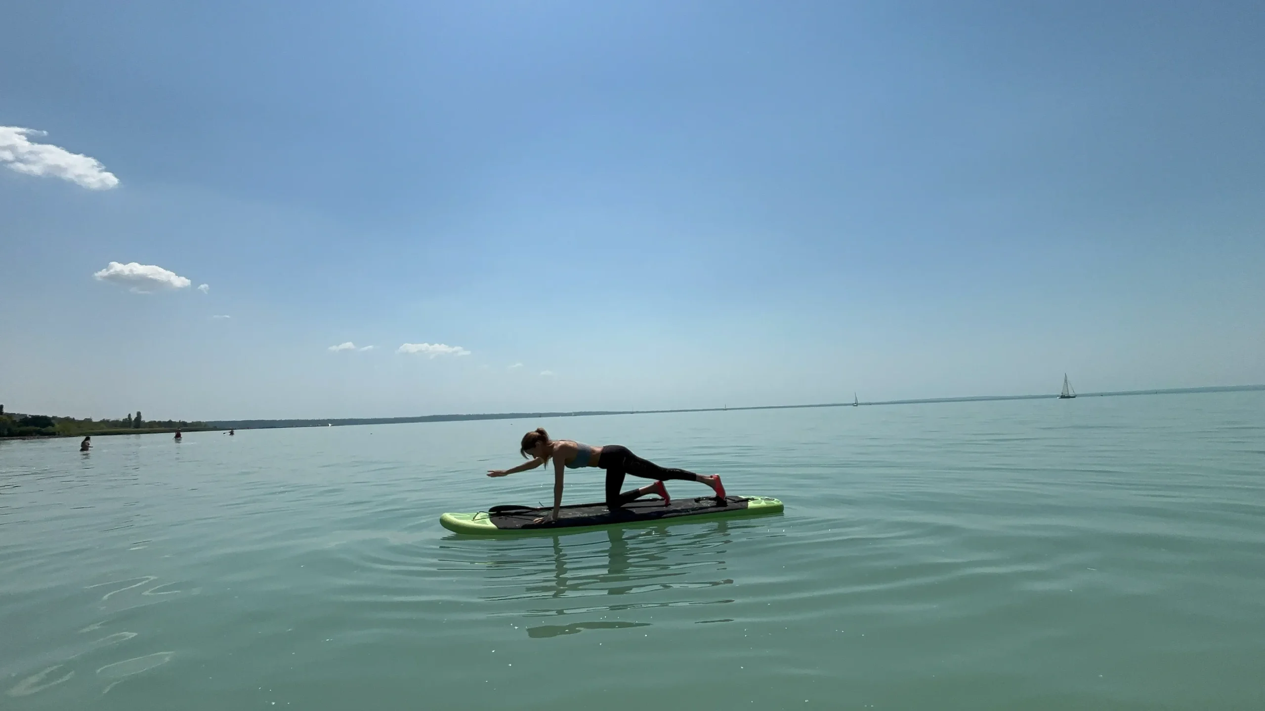 SUP pilates gyakorlat naplementében