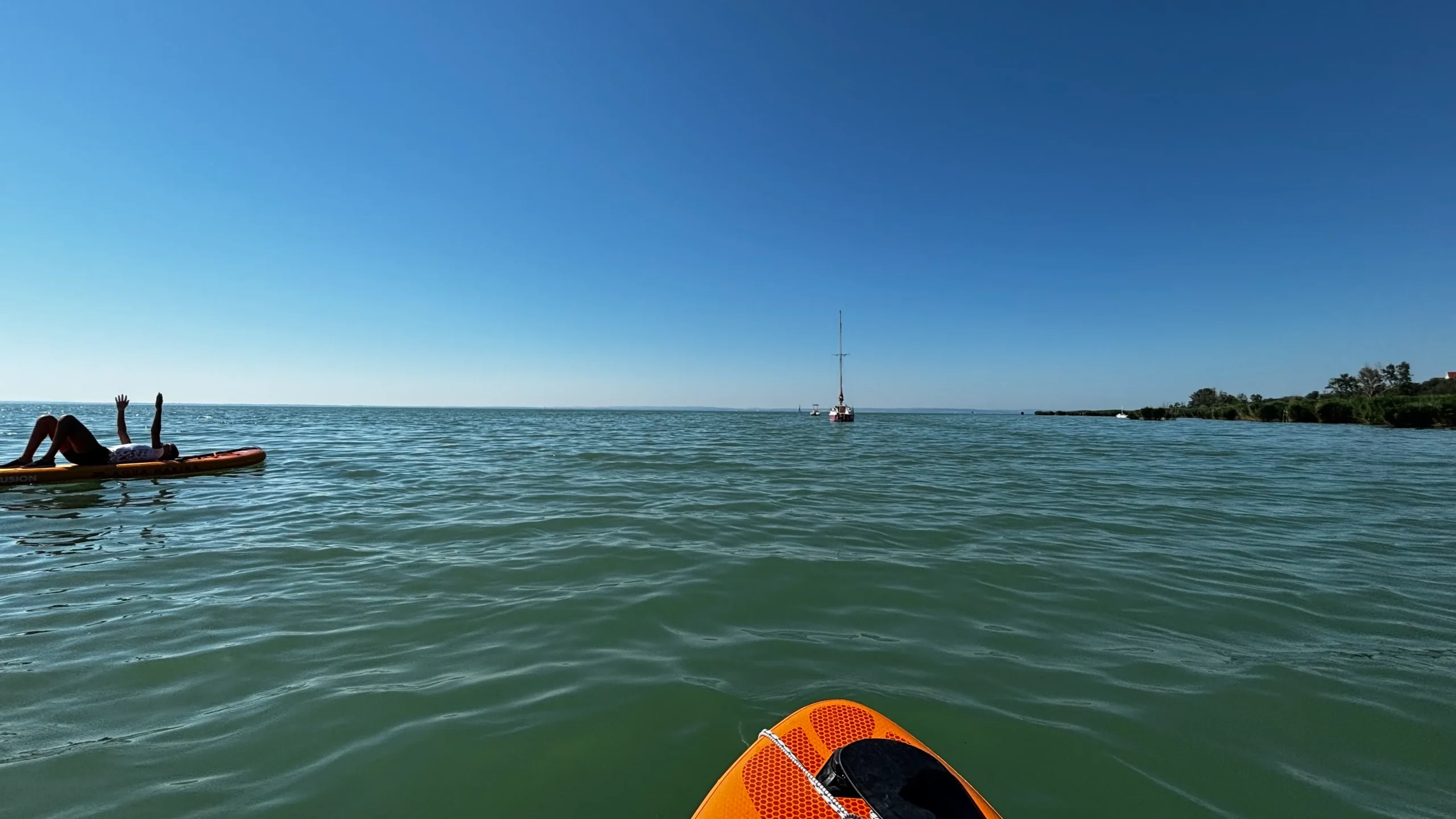 Lazítás a deszkán a Balaton vizén