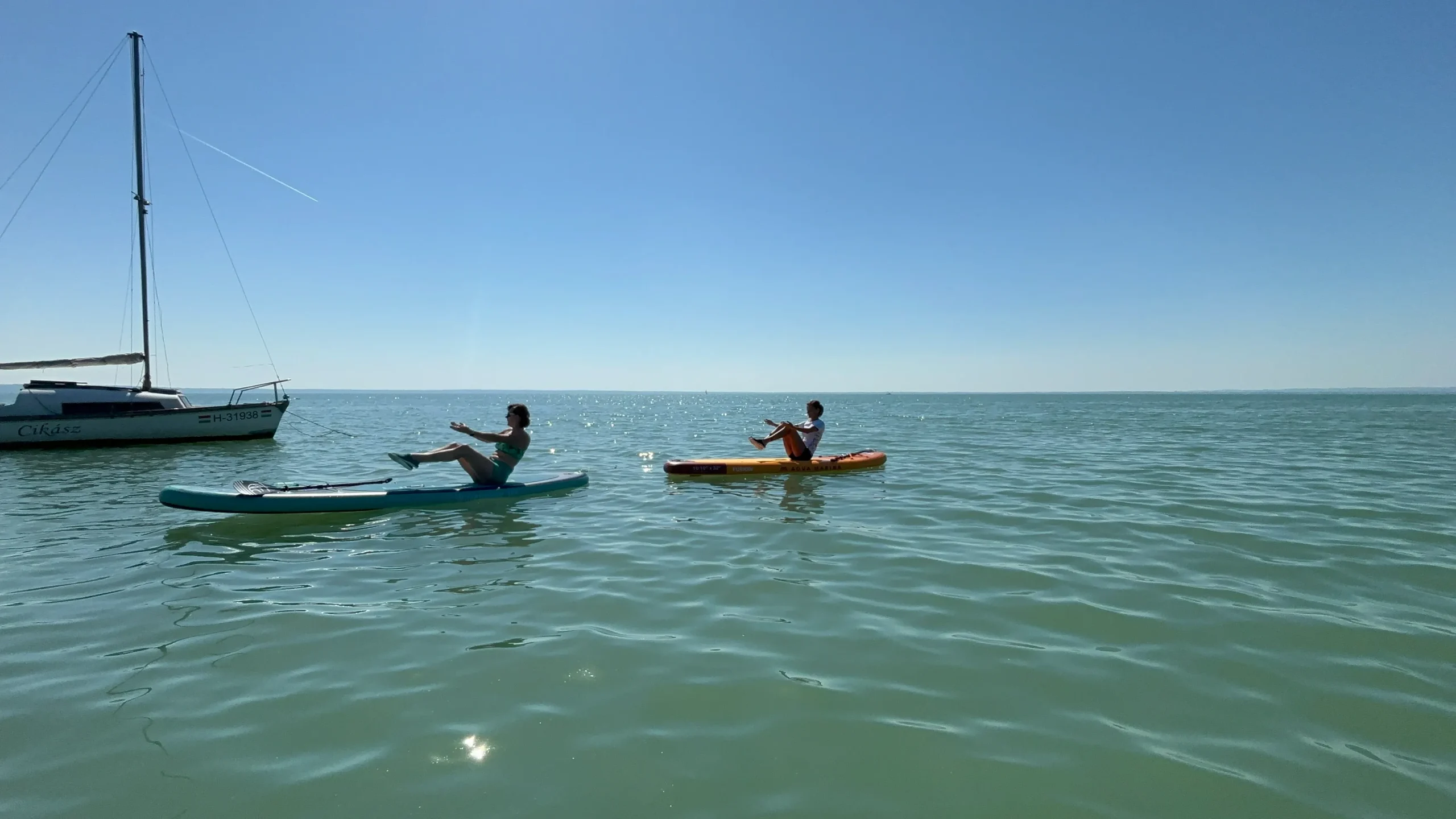SUP pilates csoportkép a vízen
