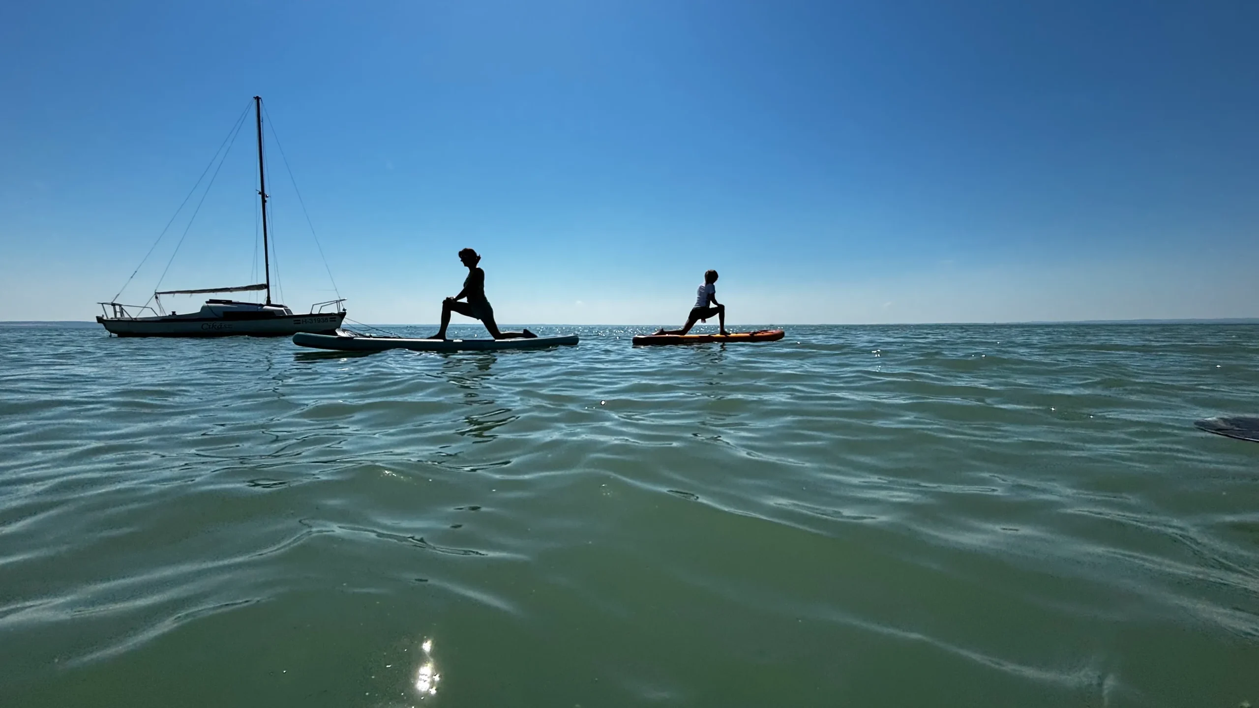 Pilates póz SUP deszkán