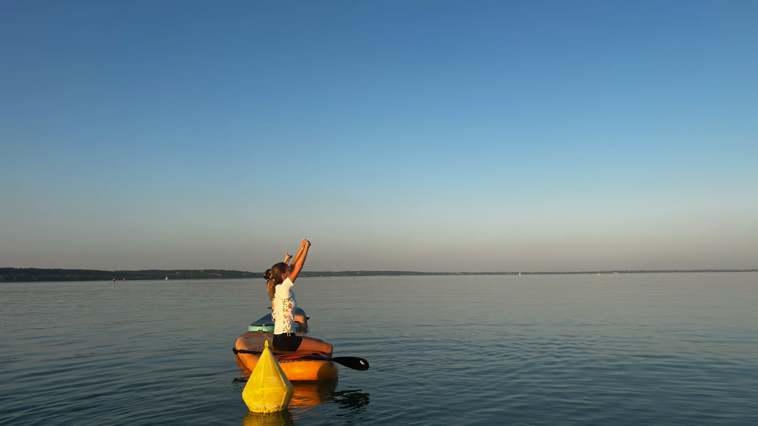 Vendégek SUP pilates órán a Balatonon