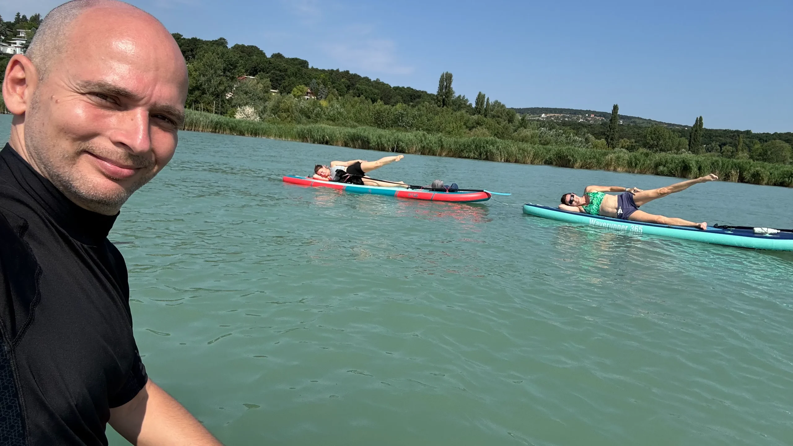 Egyensúlygyakorlat a deszkán a Balatonon