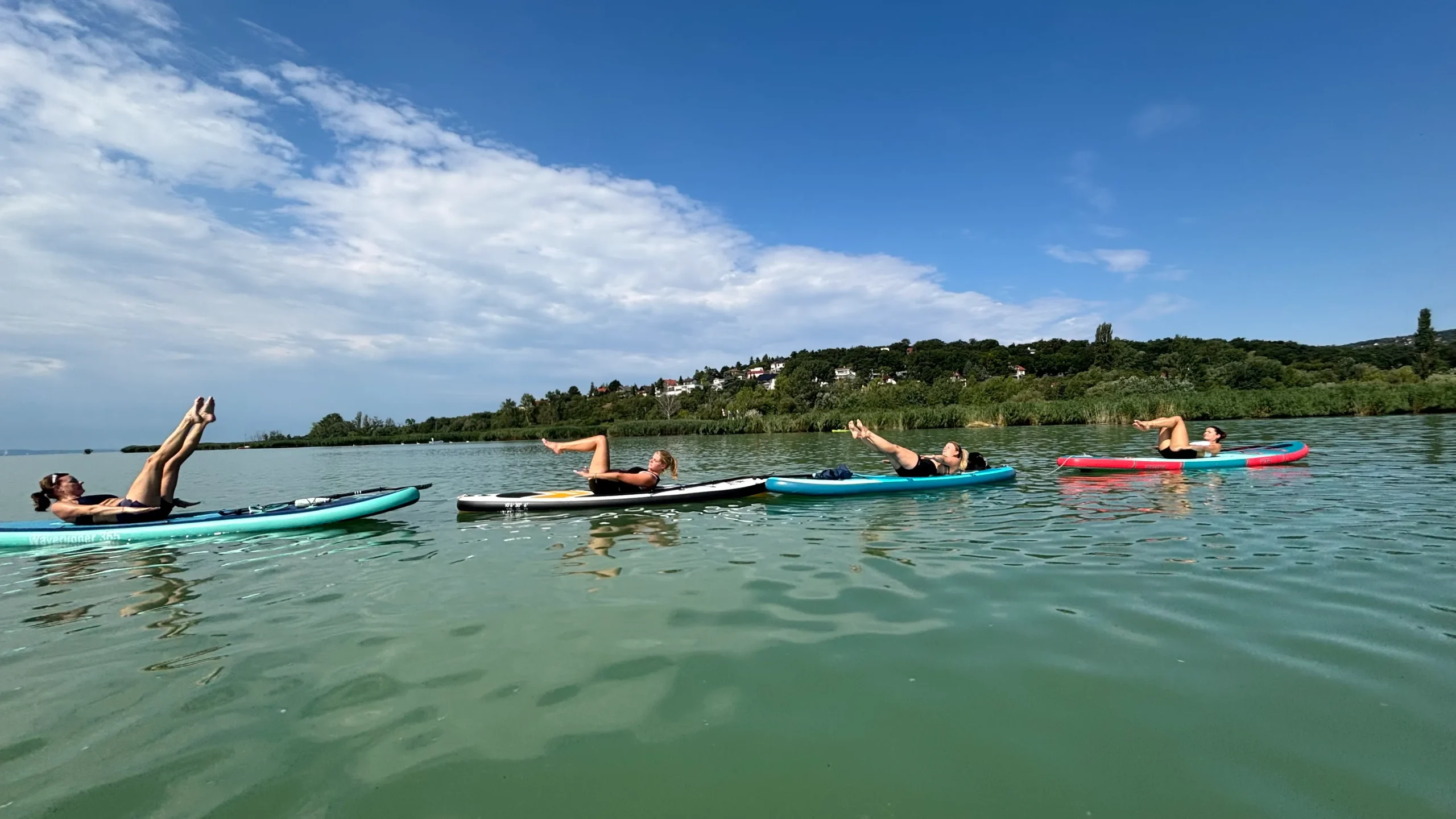 SUP pilates csoport a csopaki partnál